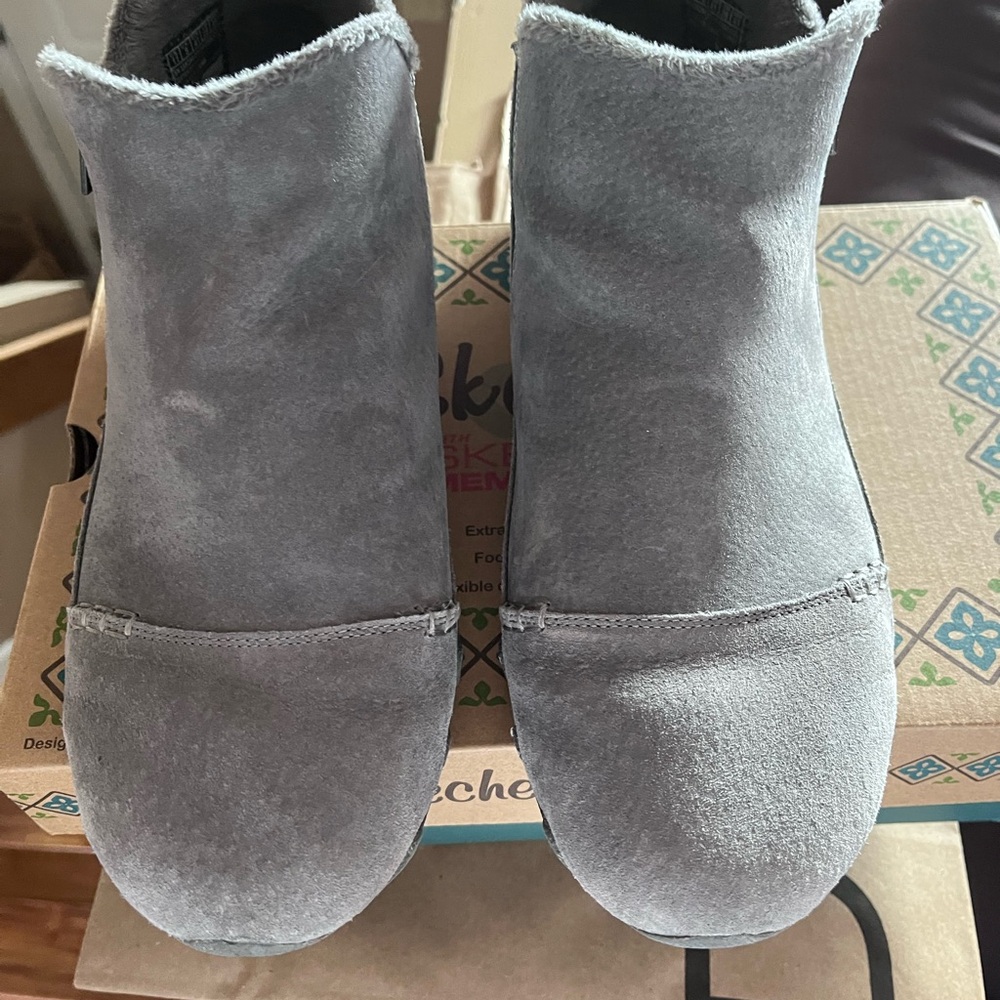 Skechers Gray Suede Boots